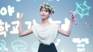 IU李智恩高清活动现场图片：花环清新韩国美女歌手_2