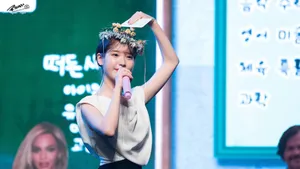 IU李智恩高清活动现场图片：花环清新韩国美女歌手_3
