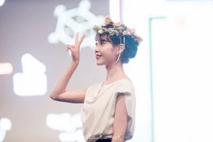 IU李智恩高清活动现场图片：花环清新韩国美女歌手_4