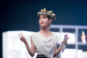 IU李智恩高清活动现场图片：花环清新韩国美女歌手_5
