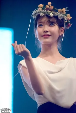 IU李智恩高清活动现场图片：花环清新韩国美女歌手_6