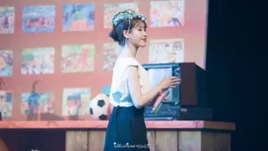 IU李智恩高清活动现场图片：花环清新韩国美女歌手_8