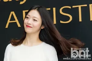 雪莉等出席活动 雪白针线衫清纯依旧 崔雪莉图片_4