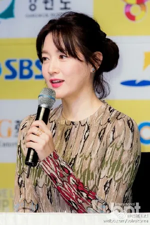 李英爱新戏举行记者会 女神端庄不畏岁月 李英爱图片_2