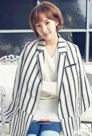 李敏镐前女友朴敏英出演中国版《绯闻女孩》 甜美图片回顾_7