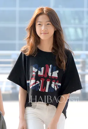 韩国女星金赛纶机场大长腿街拍图片_3