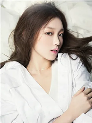 韩国美女李圣经时尚杂志图片_8