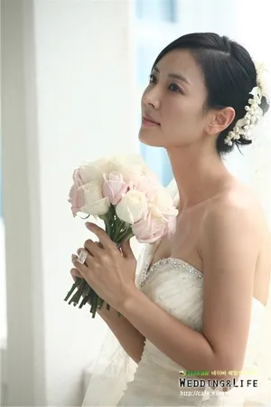 金素妍甜美成熟婚纱写真_3