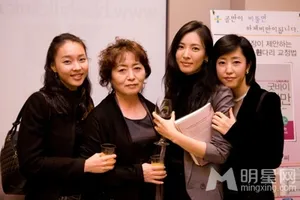 金素妍出席好友美容讲座_4
