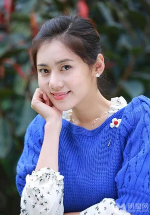 秋瓷炫暮春写真曝光 简约搭配变身糖果女神_3