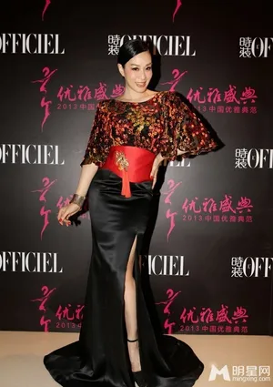 众女星出席中国优雅盛典 性感装扮秀爆乳美腿2_4