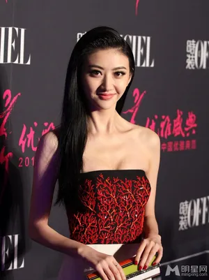 众女星出席中国优雅盛典 性感装扮秀爆乳美腿1_8