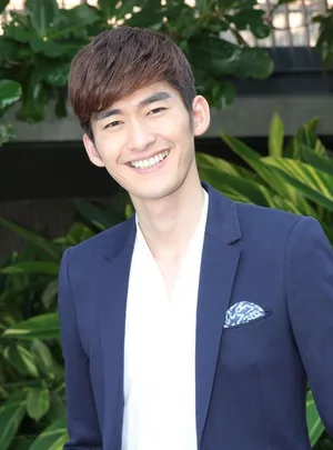 张翰秋瓷炫华丽上班族香港热拍 片场照曝光