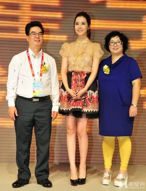 韩星李多海广州代言 甜美娇俏走猫步