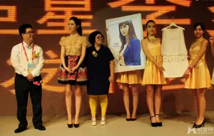 韩星李多海广州代言 甜美娇俏走猫步_5