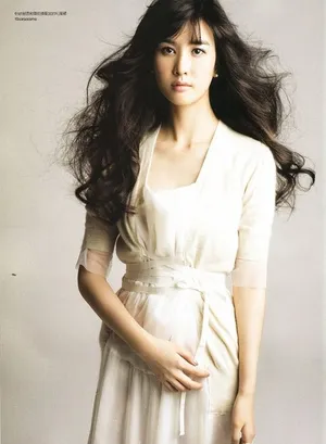 李多海登内地版《CéCi姐妹》封面 性感妩媚魅惑