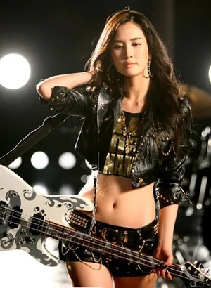 李多海化身狂野朋克女郎 野性十足_9