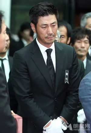 自杀导演金宗鹤出殡 金喜善含泪送别