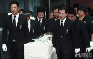 自杀导演金宗鹤出殡 金喜善含泪送别_3