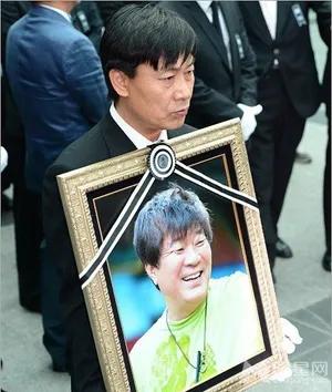 自杀导演金宗鹤出殡 金喜善含泪送别_4