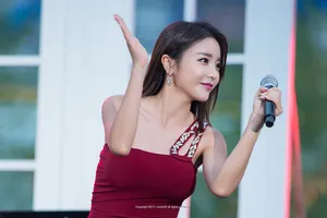 洪真英歌谣BEST录制演出高清照片_2