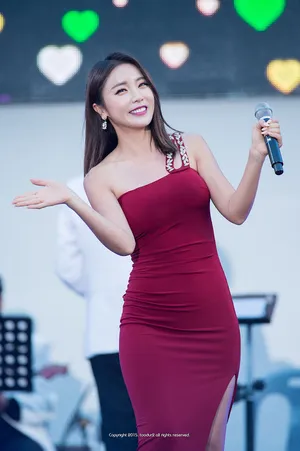 洪真英歌谣BEST录制演出高清照片_5