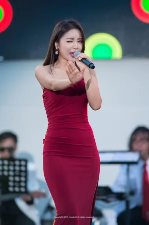 洪真英歌谣BEST录制演出高清照片_9