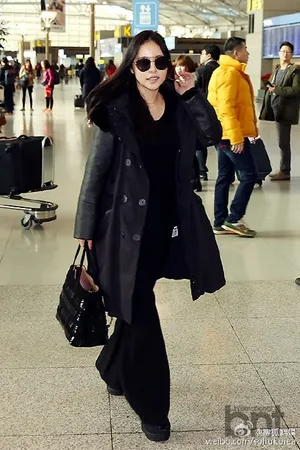 太阳女友闵孝琳现身机场 黑衣装扮时尚性感 闵孝琳图片_3