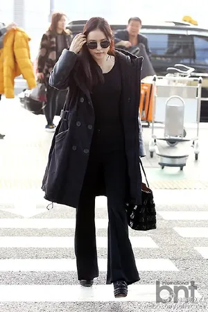 太阳女友闵孝琳现身机场 黑衣装扮时尚性感 闵孝琳图片_5