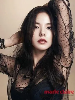 闵孝琳写真大秀性感 艳丽红唇妩媚动人_1