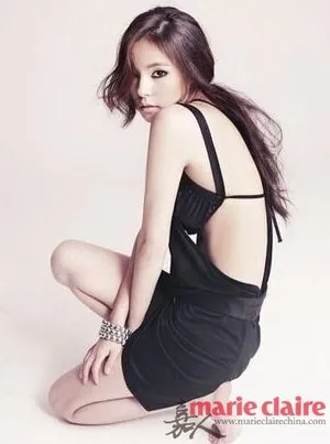 闵孝琳写真大秀性感 艳丽红唇妩媚动人_3