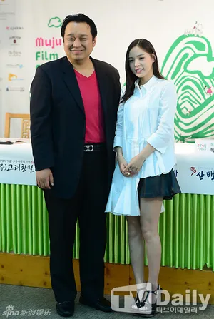 韩星闵孝琳亮相 白衣长发清新范儿_2