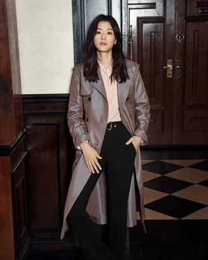 国名女神全智贤风衣皮鞋演绎秋冬时尚_5
