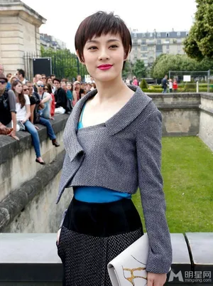 孙俪徐静蕾巴黎争艳 全智贤橘色裙装抢镜_3