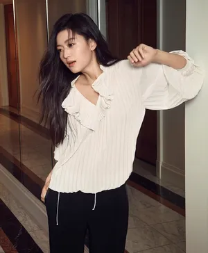 全智贤最新画报图片：不老女神魅力依旧