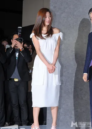 全智贤优雅亮相 微笑诠释主妇诱惑_2