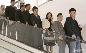 全智贤上海出席活动排场堪比女王 数十保镖贴身保护_2