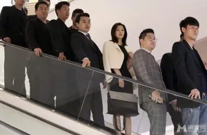 全智贤上海出席活动排场堪比女王 数十保镖贴身保护_3