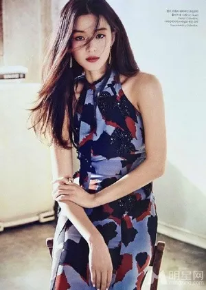 全智贤《ELLE》最新写真 慵懒迷人女神气质_3