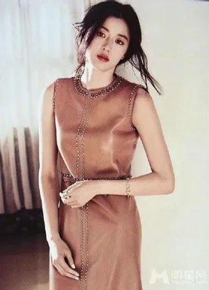 全智贤《ELLE》最新写真 慵懒迷人女神气质_5