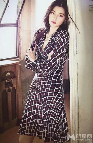 全智贤《ELLE》最新写真 慵懒迷人女神气质_6