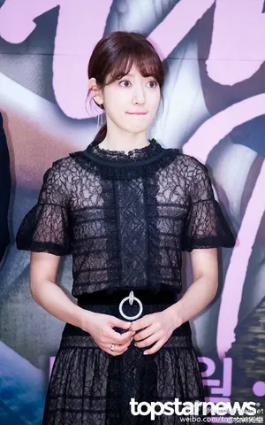 韩国性感女神朴信惠黑色透视装俏皮可爱