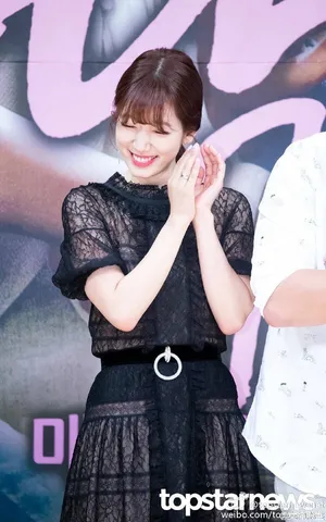韩国性感女神朴信惠黑色透视装俏皮可爱_6