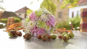 一束手捧鲜花图片