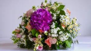 一束手捧鲜花图片_2