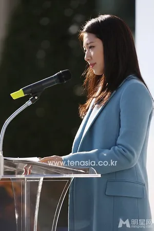 朴信惠出席儿童精品教育活动 为小朋友出题_1