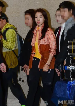 朴信惠领衔韩国电视剧女神 甜美亮相活动_6