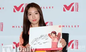 朴信惠领衔韩国电视剧女神 甜美亮相活动_7