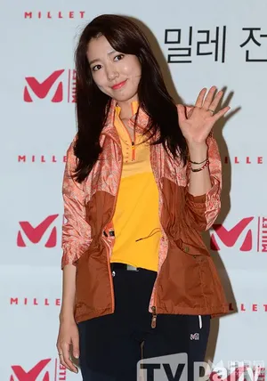 朴信惠领衔韩国电视剧女神 甜美亮相活动_8