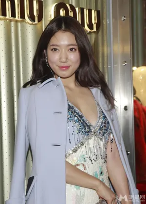 韩星朴信惠现身香港 大秀事业线艳压全场_3